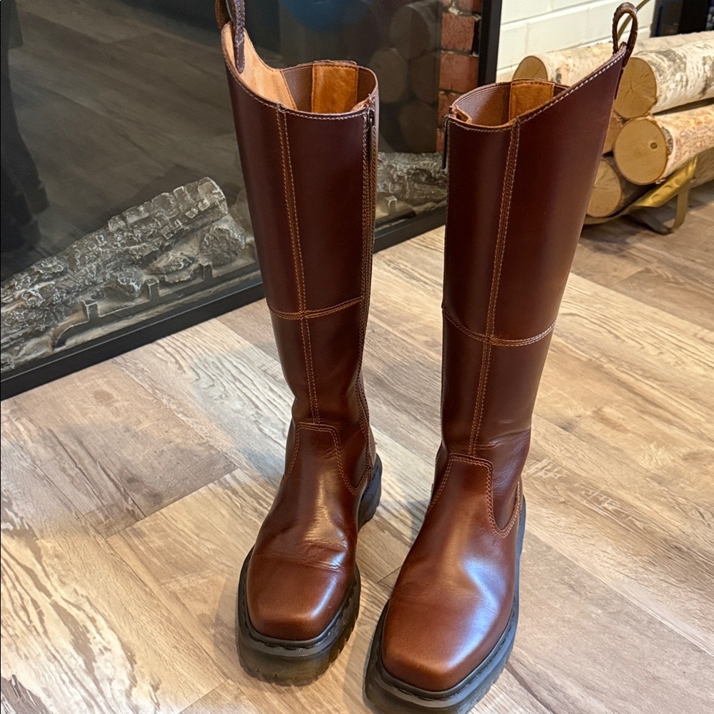 Dr. Martens platform Boots size 6 like new only worn handful of times.